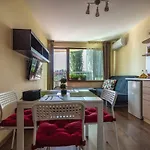 Riverside With Free Parking Апартаменты *