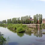 Riverside With Free Parking *