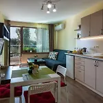 Riverside With Free Parking Apartment