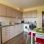 Riverside With Free Parking Apartment