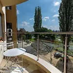 Riverside With Free Parking Apartment