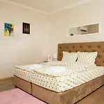 Riverside With Free Parking Apartment